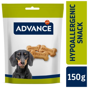 Un paquet de friandises pour chiens avec un chien noir se léchant les lèvres, étiqueté "ADVANCE HYPOALLERGENIC SNACK" avec un poids de 150g.