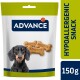 Un paquet de friandises pour chiens avec un chien noir se léchant les lèvres, étiqueté "ADVANCE HYPOALLERGENIC SNACK" avec un poids de 150g.