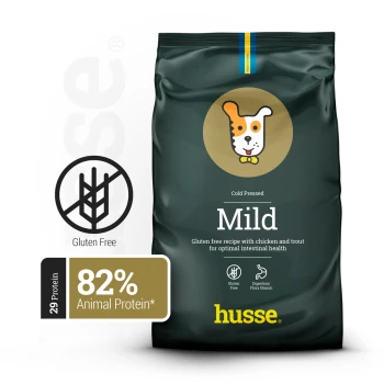 Eine Tüte Husse Hundefutter mit der Aufschrift "Mild", die ein glutenfreies Rezept mit Huhn und Forelle enthält und die optimale Darmgesundheit fördert.