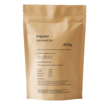 Braune Papiertüte mit der Aufschrift "Ingwer Gemahlen 500g," die Fütterungsempfehlungen für Hunde und Katzen sowie die Nährstoffzusammensetzung detailliert.