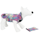 Ein weißes Hundemanikin trägt einen bunten, gemusterten Regenmantel mit Spritzern von Pink, Blau und Grün, neben einem passenden Beutel.