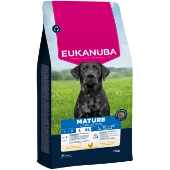 Sac de nourriture Eukanuba Mature pour chiens de grandes et très grandes races, riche en poulet frais, 15 kg, avec un chien noir sur fond de champ vert.