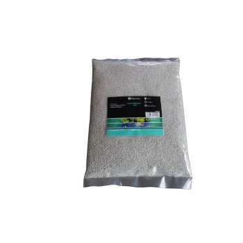 Eine 5 kg Tüte Ocean White Sand für Aquarien, mit einem schwarzen Etikett mit bunten Wasserpflanzen und Produktdetails.