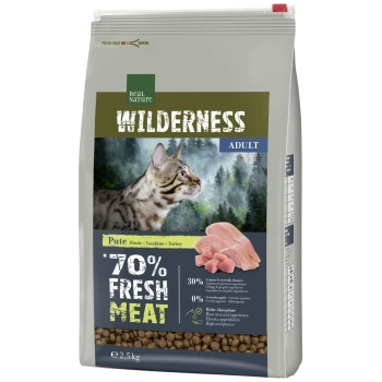 Katzenfutterbeutel beschriftet mit "Wilderness Adult" mit einer getigerten Katze, mit 70% frischem Fleisch, 30% Gemüse und 0% zugesetzten Körnern.