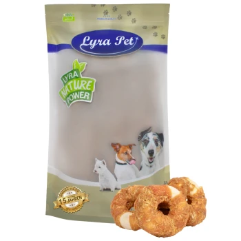 Verpackung von Lyra Pet Hundeleckerlis mit dem Text "Lyra Nature Power" und Bildern eines Hundes, einer Katze und einem kleinen Hund, mit Snacks davor.