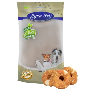 Verpackung von Lyra Pet Hundeleckerlis mit dem Text "Lyra Nature Power" und Bildern eines Hundes, einer Katze und einem kleinen Hund, mit Snacks davor.