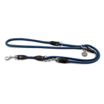 Blaue Hundeleine mit schwarzen Lederakzenten und Metallclips, mit einem kleinen silbernen Anhänger mit dem Markennamen "ilionto."