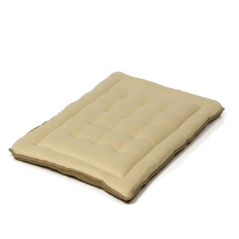 Beiges Haustierbett mit einem gepolsterten Design, mit weicher Polsterung und einer einfachen, eleganten Form, geeignet für Hunde oder Katzen.