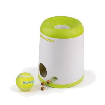 Weiß-limettengrüner interaktiver Haustierspielzeug-Spender mit Löchern, Tennisball mit der Aufschrift „Interactives“ und verstreutem Trockenfutter.