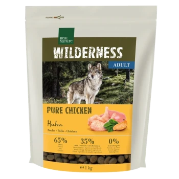 Eine Tüte Real Nature Wilderness Hundefutter mit einem Wolf im Wald, beschriftet mit "Reines Huhn" mit 65% Huhn und ohne zugesetzte Körner.