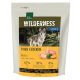 Eine Tüte Real Nature Wilderness Hundefutter mit einem Wolf im Wald, beschriftet mit "Reines Huhn" mit 65% Huhn und ohne zugesetzte Körner.