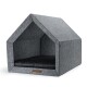 Graues Filzhaustierhaus mit einem dreieckigen Dach und einem weichen schwarzen Kissen im Inneren, entworfen für kleine Haustiere.