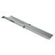 Eine faltbare Haustierrampe aus Aluminium mit einer strukturierten Oberfläche für besseren Halt, die dazu dient, Haustieren den Zugang zu höheren Flächen zu erleichtern.