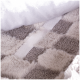 Nahaufnahme einer weichen, plüschigen Haustierdecke mit einem karierten Muster in Grau und Cremefarben, mit einer weißen Unterseite und einem Klettverschluss.