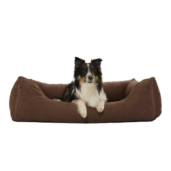 Braunes rechteckiges Plüsch-Tierbett mit erhöhten Seiten auf weißem Hintergrund.
