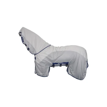 Eine weiße Pferde-Decke mit blauen Akzenten, die für Haustiere entworfen wurde, auf einem weißen Hintergrund präsentiert.