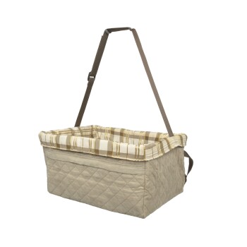 Ein beiger Haustiertragekorb mit gestepptem Äußeren und einem karierten Stofffutter, mit einem braunen Tragegurt.