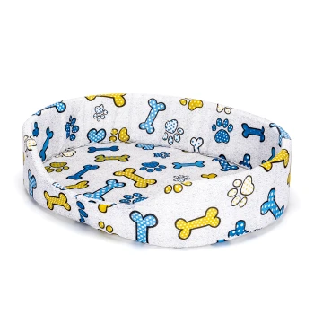 Ein gemütliches Haustierbett aus hellgrauem Stoff, verziert mit bunten blauen und gelben Knochen- und Pfotenabdruckmustern.