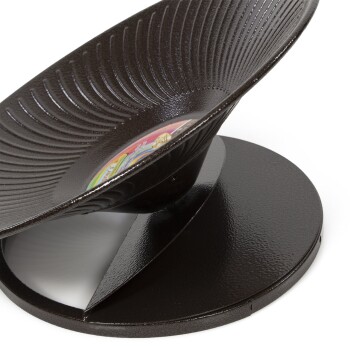 Schwarze Futterschüssel für Haustiere mit einem strukturierten Design, mit einem bunten Etikett auf der Innenseite.