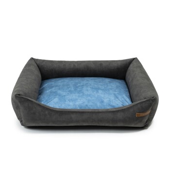 Graues Haustierbett mit einem weichen blauen Kissen, mit erhöhten Seiten für Komfort und einem kleinen Lederschild an der Seite.
