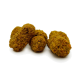Ein Cluster kleiner, strukturierter, brauner Haustierfutterstückchen auf einem weißen Hintergrund, die natürlichen Leckereien für Haustiere ähneln.