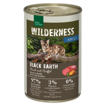 Eine Dose Real Nature Wilderness Katzenfutter mit der Aufschrift "Schwarze Erde," mit einer gescheckten Katze, 97% Rind und Büffel, 3% Pflanzen, 0% Getreide.