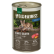 Eine Dose Real Nature Wilderness Katzenfutter mit der Aufschrift "Schwarze Erde," mit einer gescheckten Katze, 97% Rind und Büffel, 3% Pflanzen, 0% Getreide.