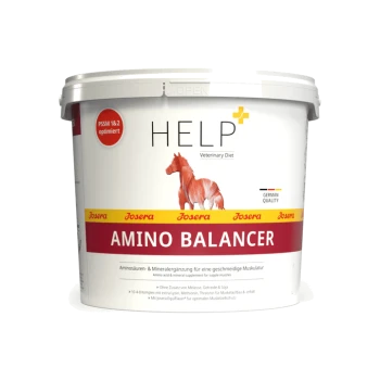 Ein weißer Behälter mit der Aufschrift "HELP Veterinary Diet AMINO BALANCER" mit einem roten Band, das eine Pferdesilhouette und ein deutsches Qualitätssiegel zeigt.