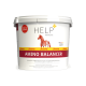 Ein weißer Behälter mit der Aufschrift "HELP Veterinary Diet AMINO BALANCER" mit einem roten Band, das eine Pferdesilhouette und ein deutsches Qualitätssiegel zeigt.
