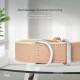 Nahaufnahme eines beigen Hundehalsbands mit silberner Hardware, mit dem Text "Hochwertige Glanzverchromung" und "Edler Look."