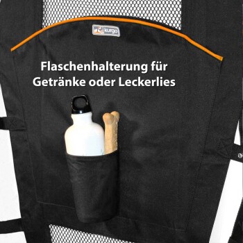 Kurgo Tierzubehör in Schwarz mit orangefarbenen Akzenten, hält eine Wasserflasche und Hundeleckerli, mit dem Text "Flaschenhalterung für Getränke oder Leckerlies."