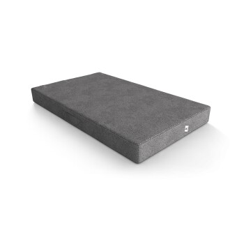 Graues Haustierbett mit einem schlichten Design, das eine strukturierte Stoffoberfläche und ein kleines Logo-Tag an der Seite aufweist.