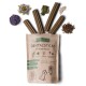 Zahnsticks für Hunde in einer Kraftpapier-Tüte, mit Zutaten wie Reis, Hanf, Baldrian, Passionsblume und Lavendel.
