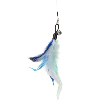 Jouet suspendu pour chat : pompon de plumes bleu, turquoise et blanc avec une plume tachetée, petite clochette argentée et clip noir.