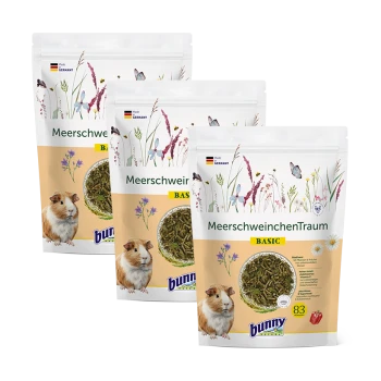 Drei Säcke "MeerschweinchenTraum BASIC" Meerschweinchenfutter, mit einer Meerschweinchenillustration und floralen Designs, hergestellt in Deutschland.
