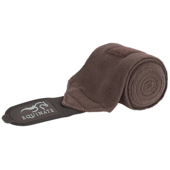 Braune Fleece-Pferdebandage mit einem schwarzen Etikett, das das Logo 'EQUINATE' zeigt.
