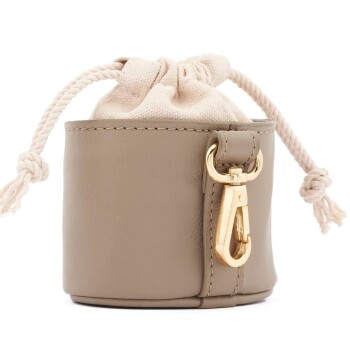 Eine beige Leckerlitasche für Haustiere mit Kordelzugverschluss und einem goldenen Clip, entworfen für einfaches Tragen und Zugriff auf Leckerlis.