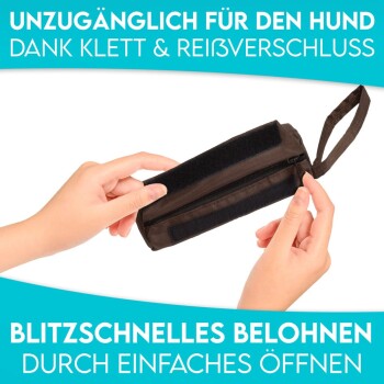 Eine Person hält eine braune Leckerli-Tasche mit Klettverschluss und Reißverschluss, beschriftet mit "UNZUGÄNGLICH FÜR DEN HUND" und "BLITZSCHNELLES BELOHNEN."