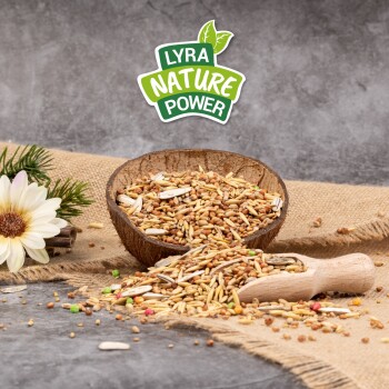 Eine Holzschale mit gemischten Samen, die auf Jute fällt, mit einer Schaufel daneben und dem Logo "LYRA NATURE POWER" darüber.