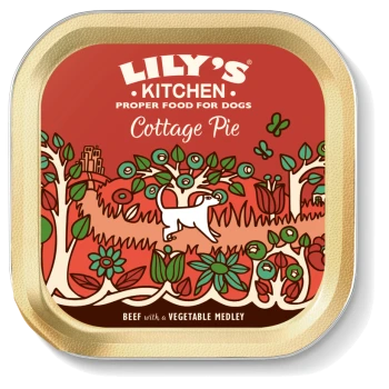 Emballage coloré de nourriture pour chiens "Lily's Kitchen Cottage Pie" avec un chien blanc dans un jardin, présentant "Boeuf avec un mélange de légumes."