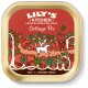 Emballage coloré de nourriture pour chiens "Lily's Kitchen Cottage Pie" avec un chien blanc dans un jardin, présentant "Boeuf avec un mélange de légumes."