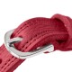 Nahaufnahme eines roten Leder-Halsbands für Haustiere mit einer silbernen Metallschnalle, die detaillierte Nähte und Textur zeigt.