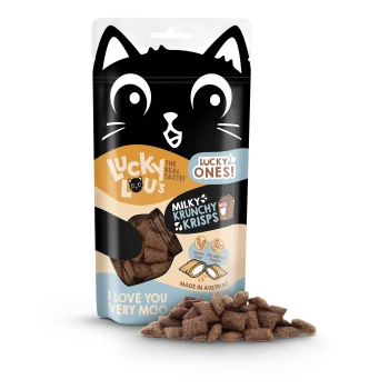 Eine Tüte mit "Lucky Lou's Milky Krunchy Krisps" Haustierleckerlis mit einem verspielten Katzendesign, mit dem Text "I LOVE YOU VERY MOO" und "Hergestellt in Österreich."