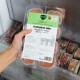 Hand hält 400-g-Packung gefrorener Katzenfutter-Patties mit der Aufschrift "Komplett‑Mix Geflügel für Katzen" (Barfer's).