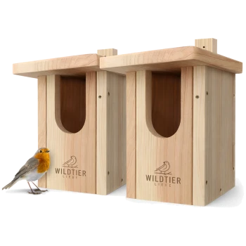 Paar natürlicher hölzerner Nistkästen mit vorderen Einfluglöchern und 'WILDTIER LIEBE'-Logo, kleines Rotkehlchen links.