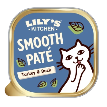 Lily's Kitchen Smooth Paté für Katzen, mit einer verspielten weißen Katze auf blauem Hintergrund, beschriftet mit "Truthahn & Ente."