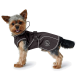 Ein kleiner Hund trägt einen stilvollen schwarzen Hundemantel mit grauem Besatz und einem Logo, das "Hunter" auf der Seite liest.