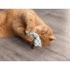 Eine verspielte orange Katze, die auf einem Holzboden liegt und ein kleines blau-weiß gemustertes Spielzeug mit ihren Pfoten hält.
