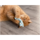 Eine verspielte orange Katze, die auf einem Holzboden liegt und ein kleines blau-weiß gemustertes Spielzeug mit ihren Pfoten hält.