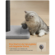 Eine flauschige graue Katze spielt mit einem Plüschball an einer Feder bei einem Kratzbaum. Text: "Plüschball an der Sprungfeder mit integrierter Glocke."